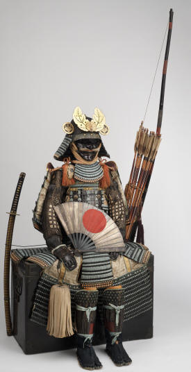 Ensemble complet armure et casque (Nuinobedo Tosei Gusoku) avec arc datant de fin de la fin de l'ère Azuchi-Momoyama (1582 à 1603 ap. J.-C.)