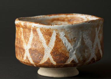 Photographie n°2: Bol à thé (chawan) créé en 1957 par le céramiste Rosanjin. Grès de style Shino, décor d’engobe blanc