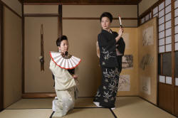 Geisha en kimono dansant avec un éventail