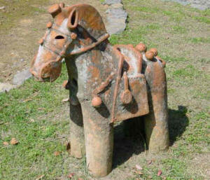 Haniwa (poterie) représentant un cheval harnaché