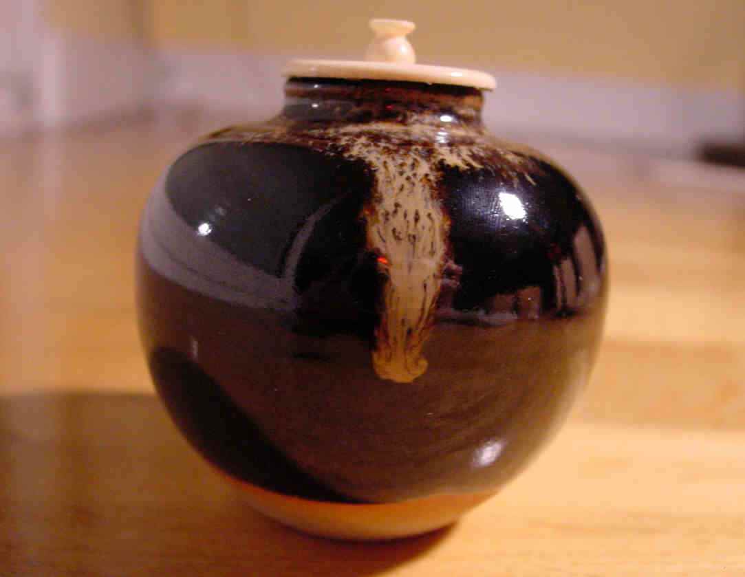 Cha-ire Petit pot en terre cuite contenant le thé vert en poudre