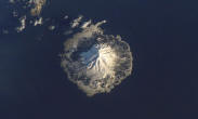Ci-dessus, vue aérienne de l'île volcanique de Rishira-shima