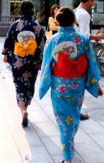 Yukata, porté par des jeunes femmes, ceinturé par un obi de coton