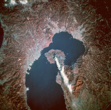 vue aérienne du volcan Sakura-jima de l’île de Kyushu en activité