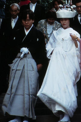 Couple de jeunes mariés en tenue traditionnelle à Kanagawa