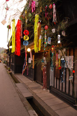 Décoration d'un bambou où sont accroché les vœux destinés à être exaucés par Orihime et Hikoboshi