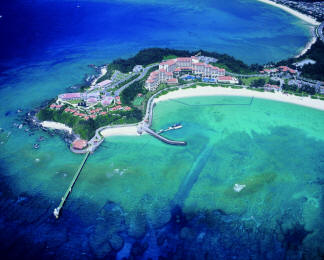 Vue aérienne du Centre Bankoku Shinryokan au cap Busena Misaki d'Okinawa