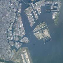 vue aérienne de l’aéroport Haneda de la ville de Tôkyô construit sur une île artificielle